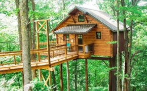 Treehouse #5 by Amish Country Lodging